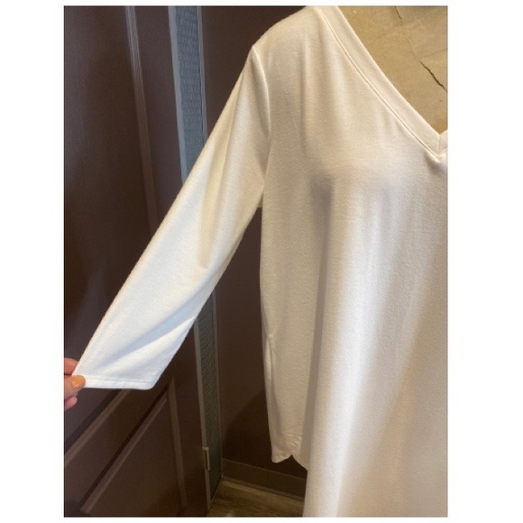 Flowy vneck basic top - Picture 2 of 3